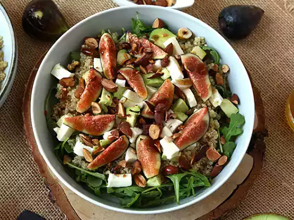 Opskrift Sursød salat med figner, rucola, quinoa, mozzarella og avocado