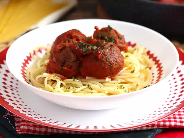 Opskrift Vegetariske seitan-kødboller med tomatsauce
