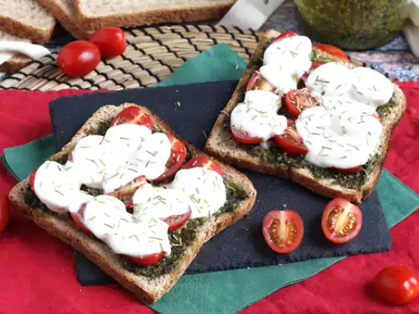 Opskrift Bruschetta med pesto, cherrytomater og mozzarellaost