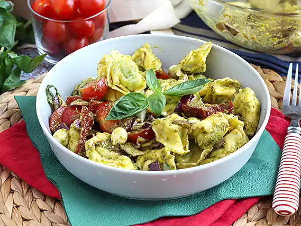 Opskrift Tortellini og pestosalat