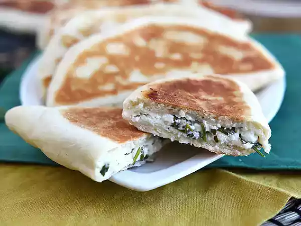 Opskrift Tyrkiske pandekager fyldt med feta, citron og persille - gözleme