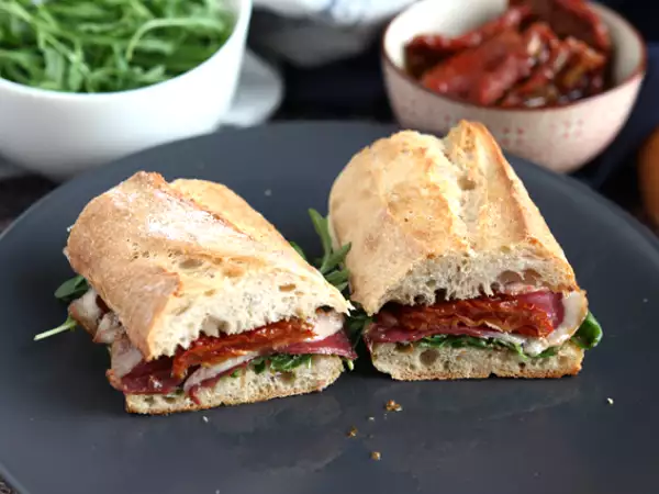 Opskrift Sandwich med røget andebryst, soltørrede tomater, rucola og balsamicoeddike