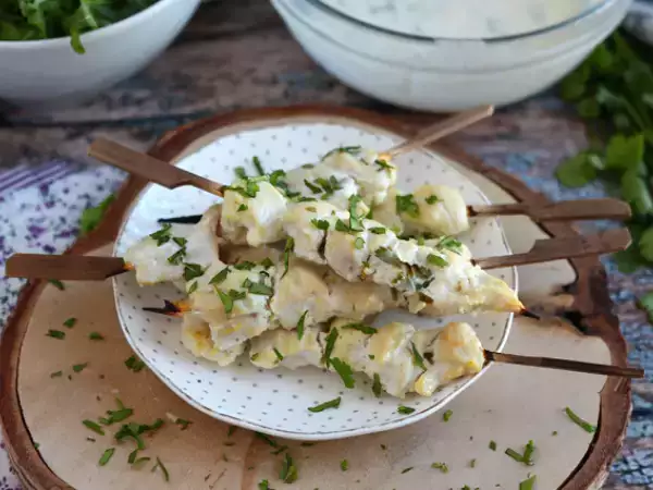 Opskrift Spyd med marineret kylling i yoghurt/citron-sauce