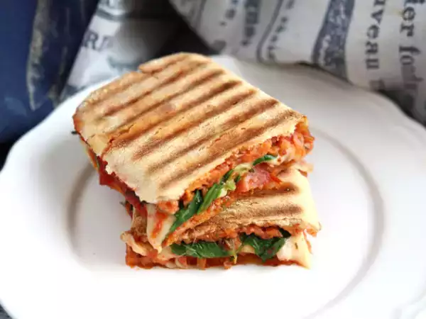 Opskrift Panini med chorizo og emmentaler
