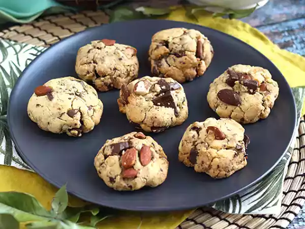 Opskrift Småkager med chokolade, jordnødder og mandler
