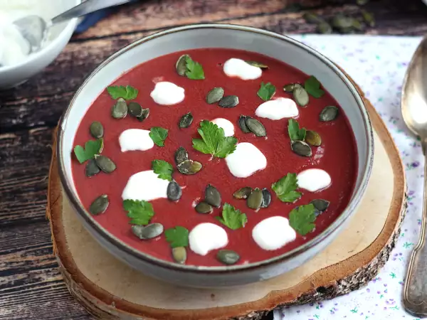 Opskrift Nem og farverig rødbedesuppe