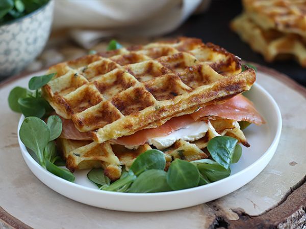 Opskrift Kartoffelvafler - vaffelsandwich med røget laks og fromage frais