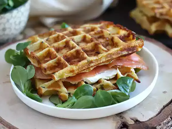 Opskrift Kartoffelvafler - vaffelsandwich med røget laks og fromage frais