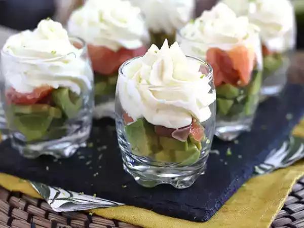 Opskrift Verrines med røget laks og avocado