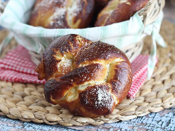 Opskrift Saltkringler med mozzarella og rosmarin