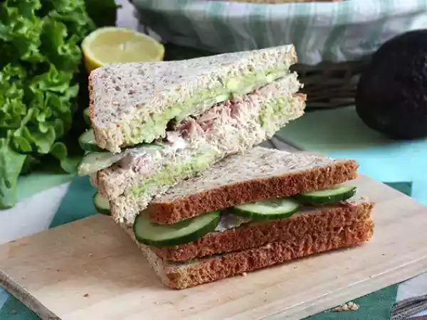 Opskrift Club sandwich med tun og avocado