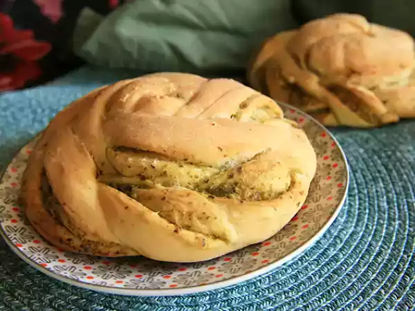 Opskrift Flettede brødruller med grøn pesto