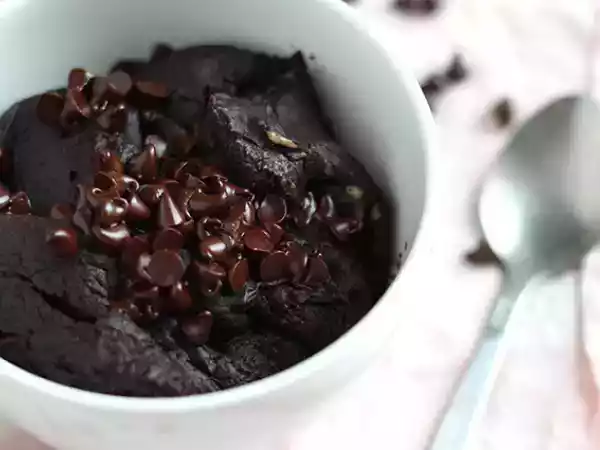 Opskrift Mug cake med chokolade og peanutbutter i mikroovnen på 1 minut.