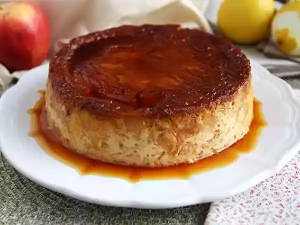 Opskrift Æble- og karamelbudding med croissanter