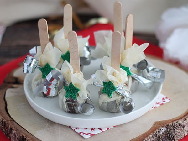 Opskrift Slikkepinde med varm chokolade: mørk chokolade + carambar