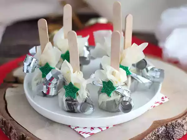 Opskrift Slikkepinde med varm chokolade: mørk chokolade + carambar