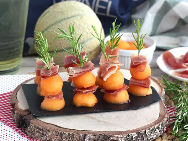 Opskrift Melon- og skinkespyd med rosmarin