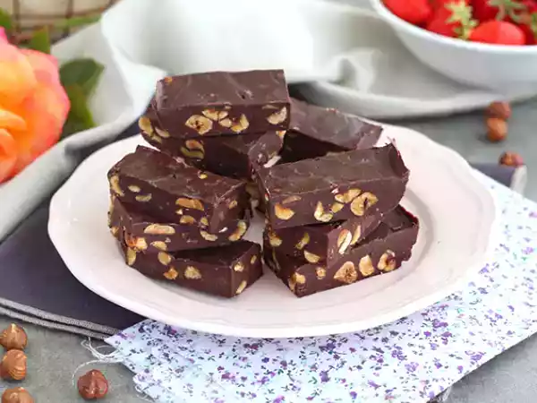 Opskrift Hasselnøddefudge - firkanter med chokolade og hasselnødder