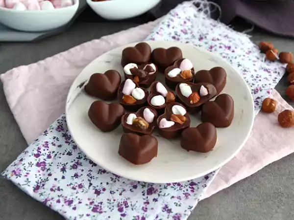 Opskrift Skumfidus- og hasselnøddechokolade