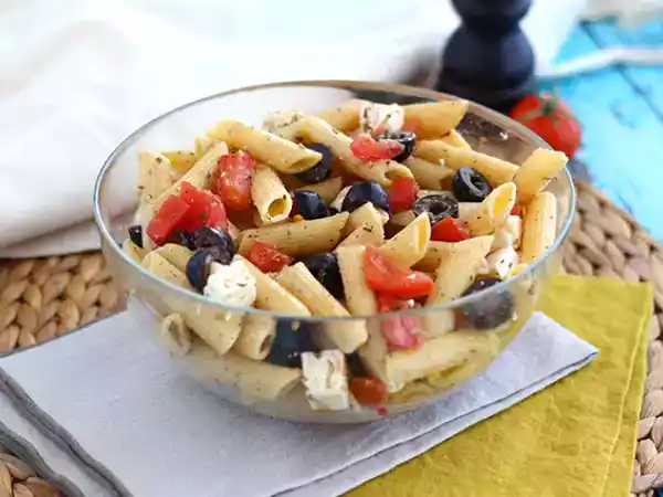Opskrift Salat med pasta, tomat, feta og oliven