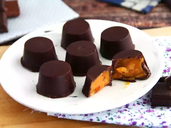 Opskrift Chokolade fyldt med saltet smørkaramel og mandler