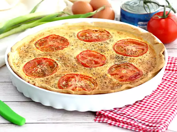 Opskrift Quiche med tun og tomat