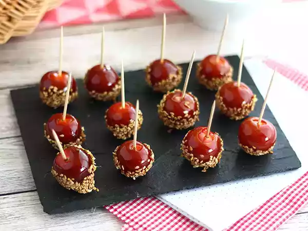 Opskrift Karamelliserede cherrytomater med sesamfrø eller kærlighedstomater