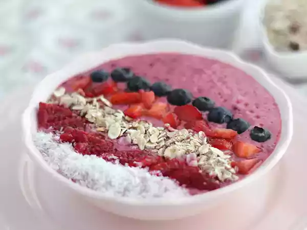 Opskrift Smoothie-bowl med rød frugt