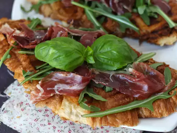 Opskrift Croffle, den vaffelformede croissant med figensyltetøj, gedeost og iberisk skinke
