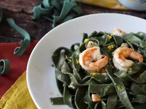 Opskrift Spirulina-pasta med rejer og citron: en næringsrig forret med en unik smag