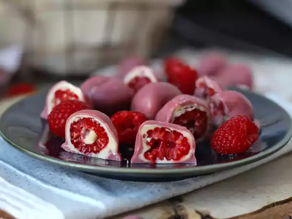 Opskrift Franui-stil med hindbær, hvid chokolade og rubinrød chokolade