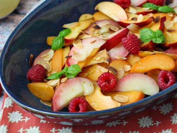 Opskrift Frugtsalat: fersken, abrikos, hindbær og meget mere!