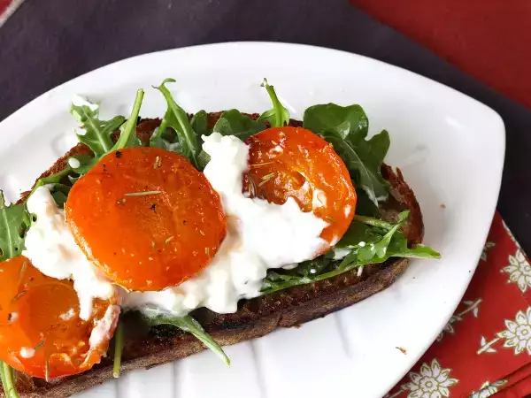 Opskrift Ristede abrikoser, rucola og burrata på toast