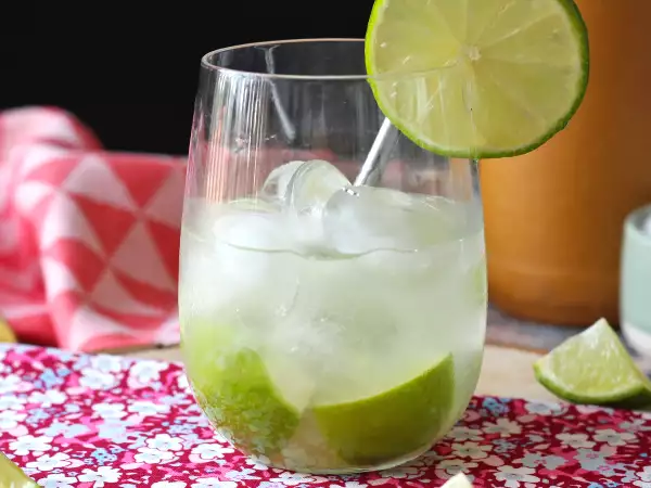 Opskrift Lemon caipirinha: den brasilianske drink, der er nem at lave uden en cocktailshaker