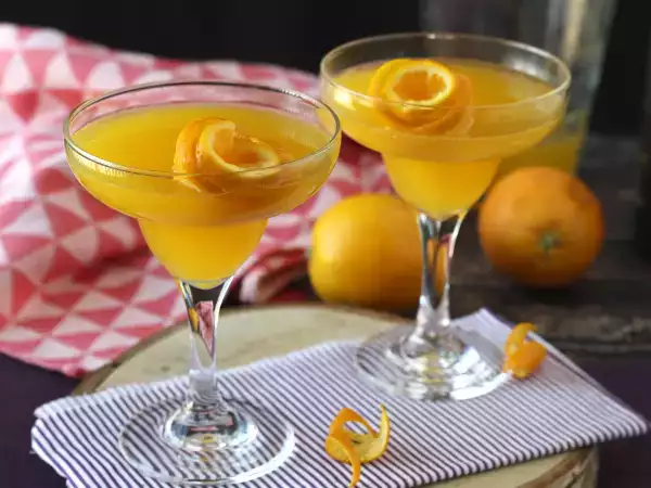 Opskrift Agua de valencia, en middelhavscocktail med cava og appelsin, som du kan lave derhjemme.