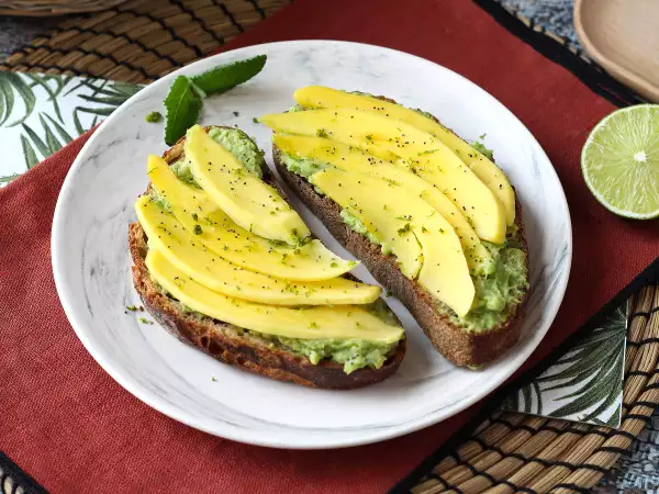 Opskrift Avocado toast med mango og lime: en frisk, hurtig og velsmagende opskrift