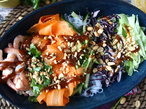 Opskrift Farverig salat med ris vermicelli og rejer og en krydret peanutsauce