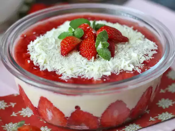 Opskrift Pavê de morango, den brasilianske dessert lavet af jordbær og kondenseret mælk, der bedst spises kold