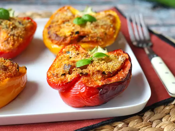 Opskrift Bagt vegetarisk fyldt peberfrugt: den nemme og velsmagende opskrift med grøntsager og mozzarellaost