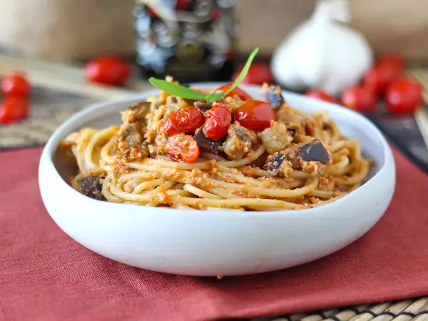 Opskrift Pasta med auberginecreme og cherrytomater: enkel og velsmagende opskrift