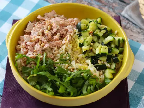 Opskrift Orzo-pastasalat med laks og courgette