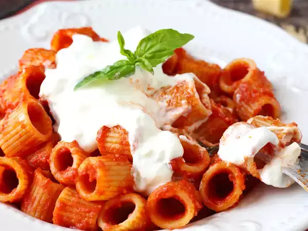 Opskrift Pasta med stracciatella og cremet tomat: første ret klar på 10 minutter