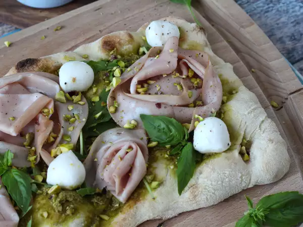 Opskrift Pinsa med pesto og mortadella, klar på 10 minutter!