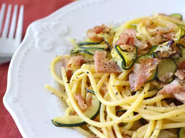 Opskrift Pasta med courgetter og sprød speck: en nem opskrift, der redder både frokost og aftensmad