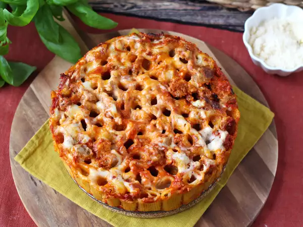 Opskrift Ovnbagt rigatoni-timballo med pølse, bechamelsauce og mozzarella