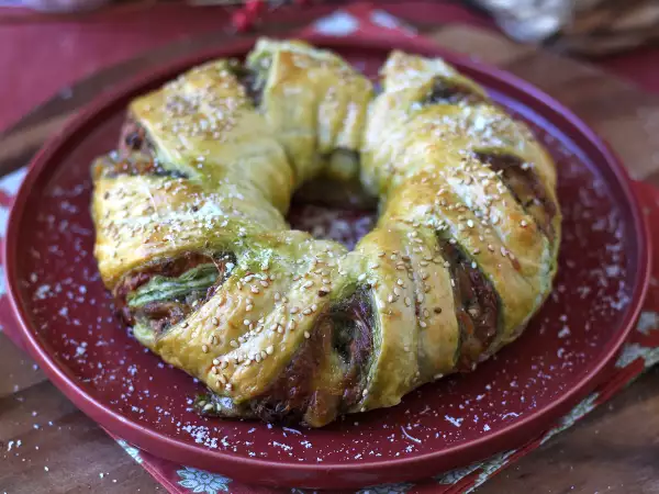 Opskrift Bladerdejsring med pesto, mozzarella og tørrede tomater