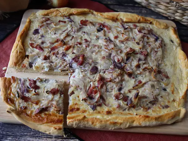 Opskrift Zwiebelkuchen: den tyske tærte med bløde løg og bacontern
