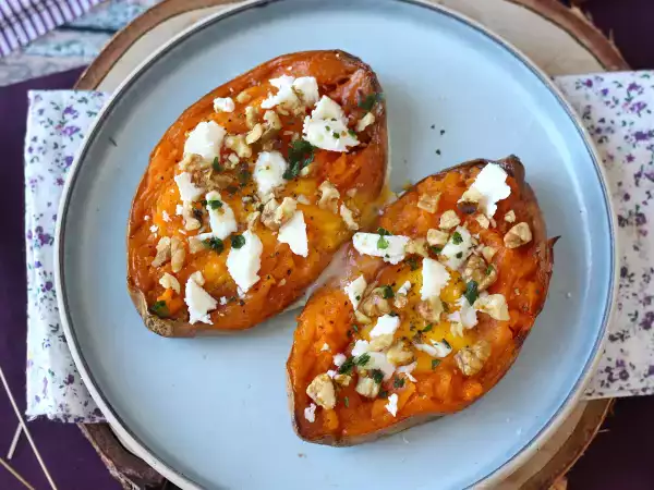 Opskrift Bagt sød kartoffel med æg, feta, honning og valnødder
