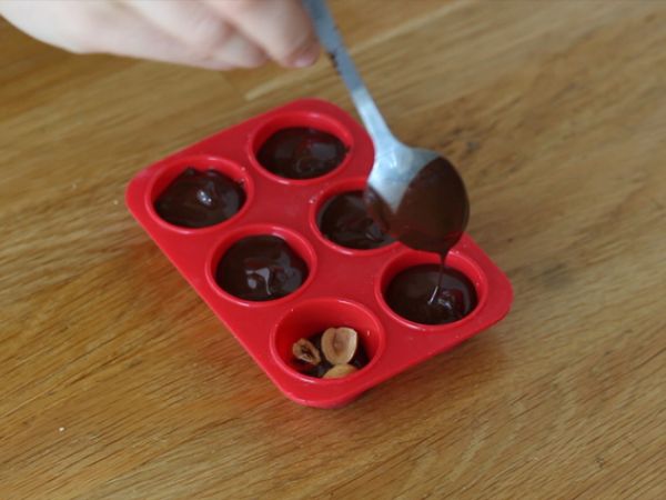Slikkepinde med varm chokolade: mørk chokolade + ristede hasselnødder - Forberedelse trin 2