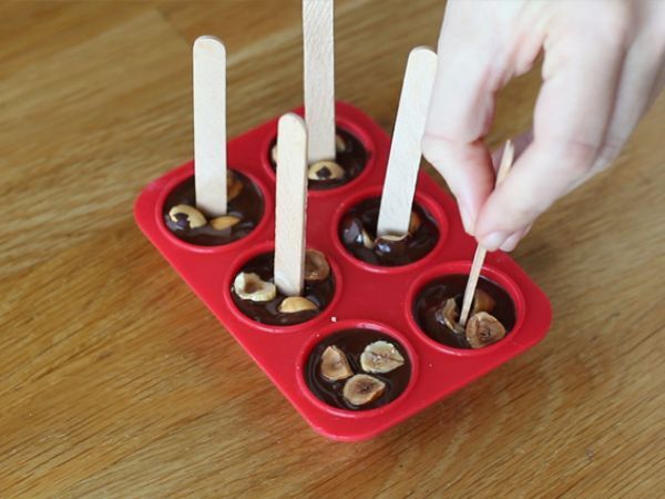 Slikkepinde med varm chokolade: mørk chokolade + ristede hasselnødder - Forberedelse trin 3